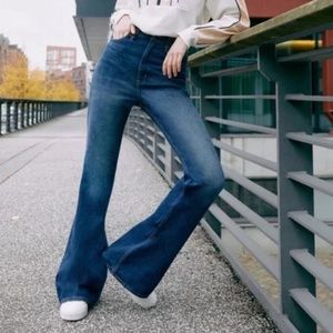Levi's 70's Flare Jeans Standing Steady